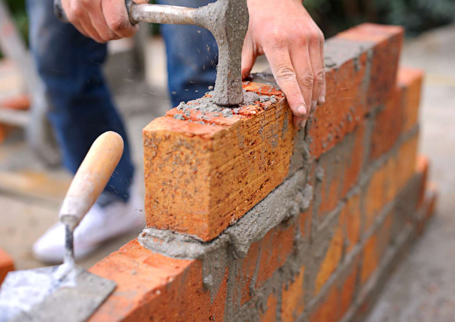 What are the Essential Masonry Tools for Bricklaying?